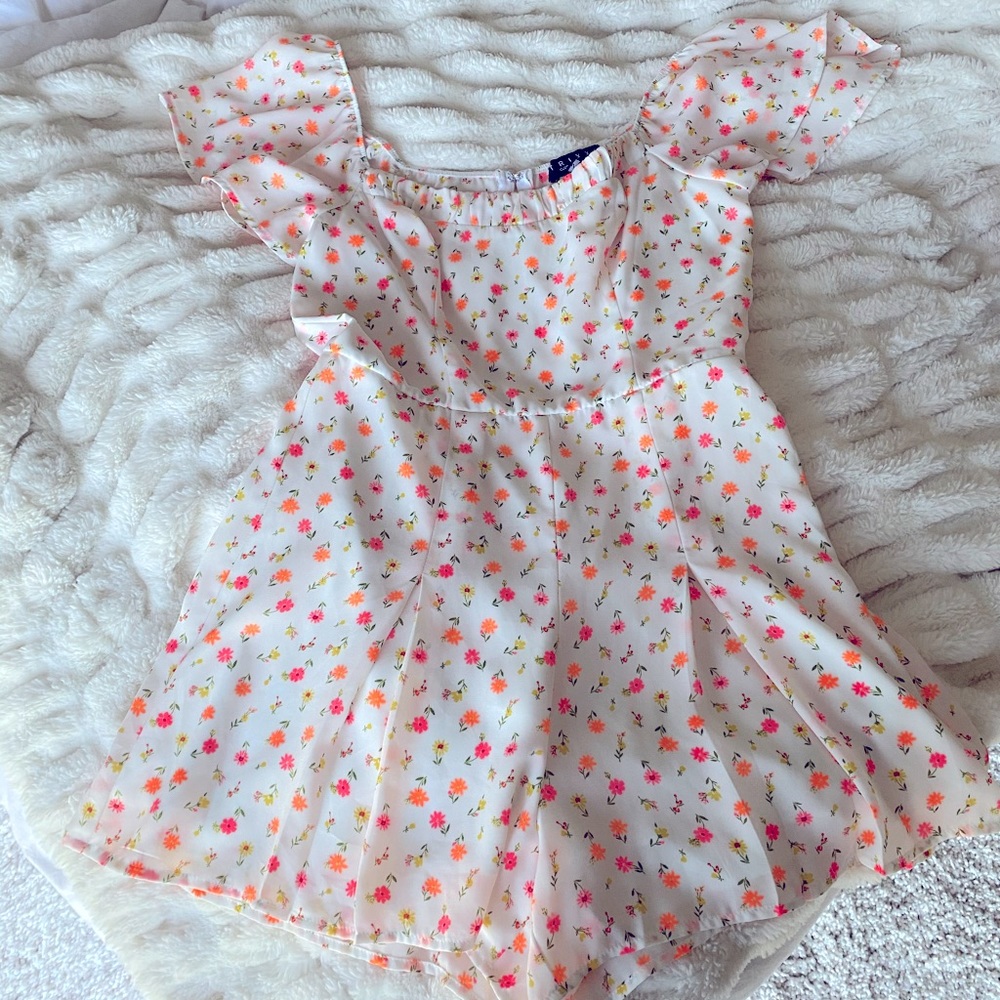 Flirty spring romper🌟